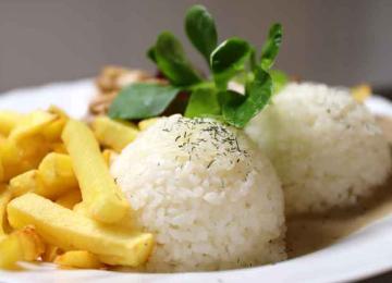 Prírodné mäso s hranolkami a ryžou